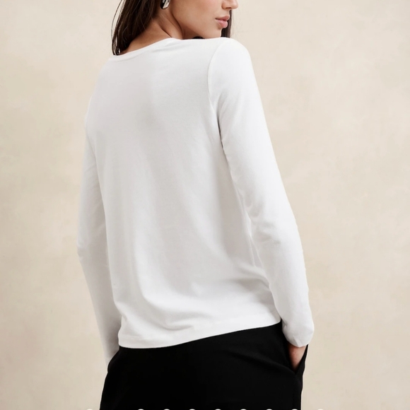 Versatile! Go Anywhere! Timeless! Banana Republic White Long Sleeve Crewneck NWT - Picture 2 of 4